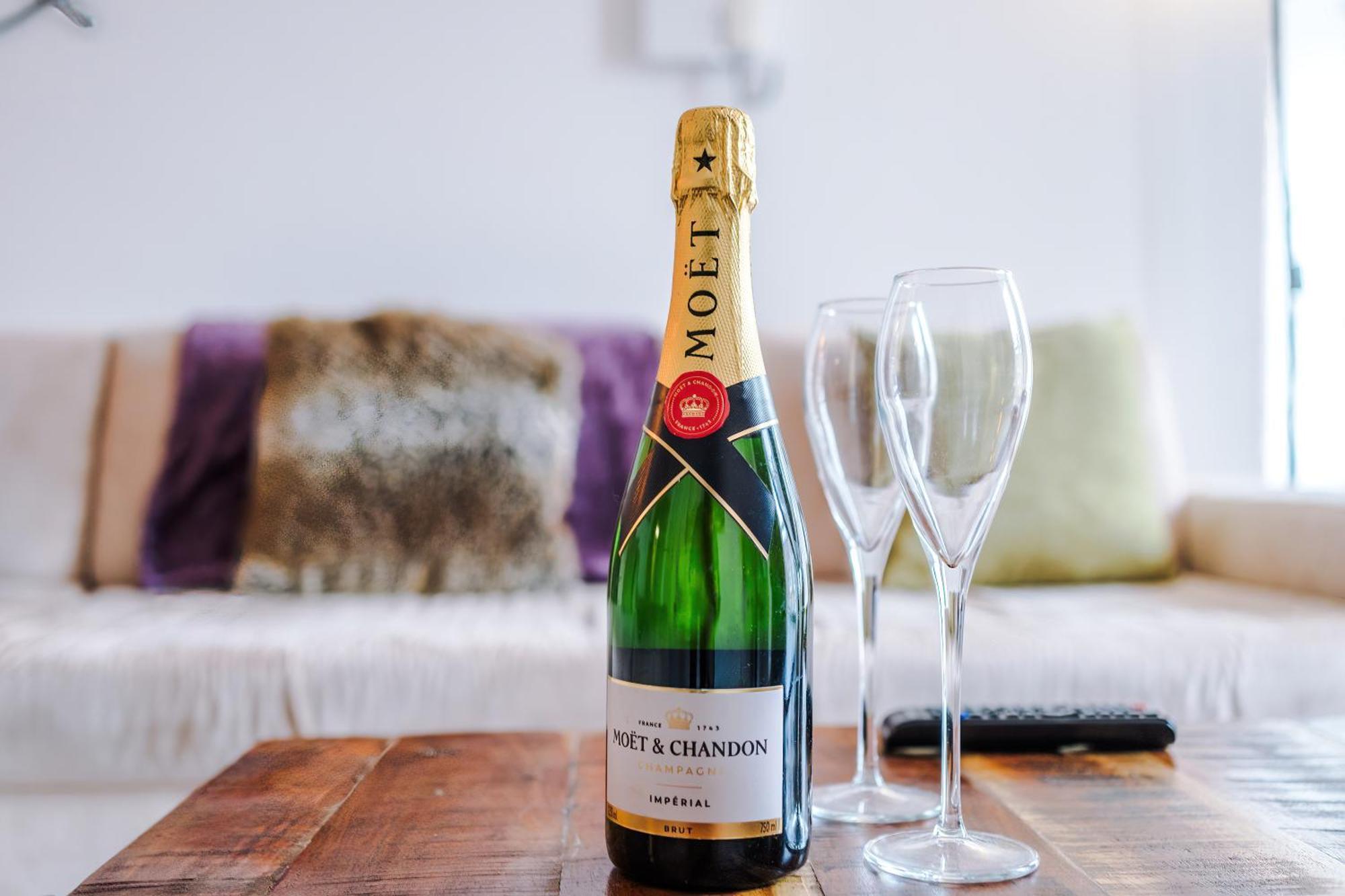 New! Stunning Centre 2-bed In By 53 Degrees - Ideal For Couples & Groups - Sleeps 4! Apartment