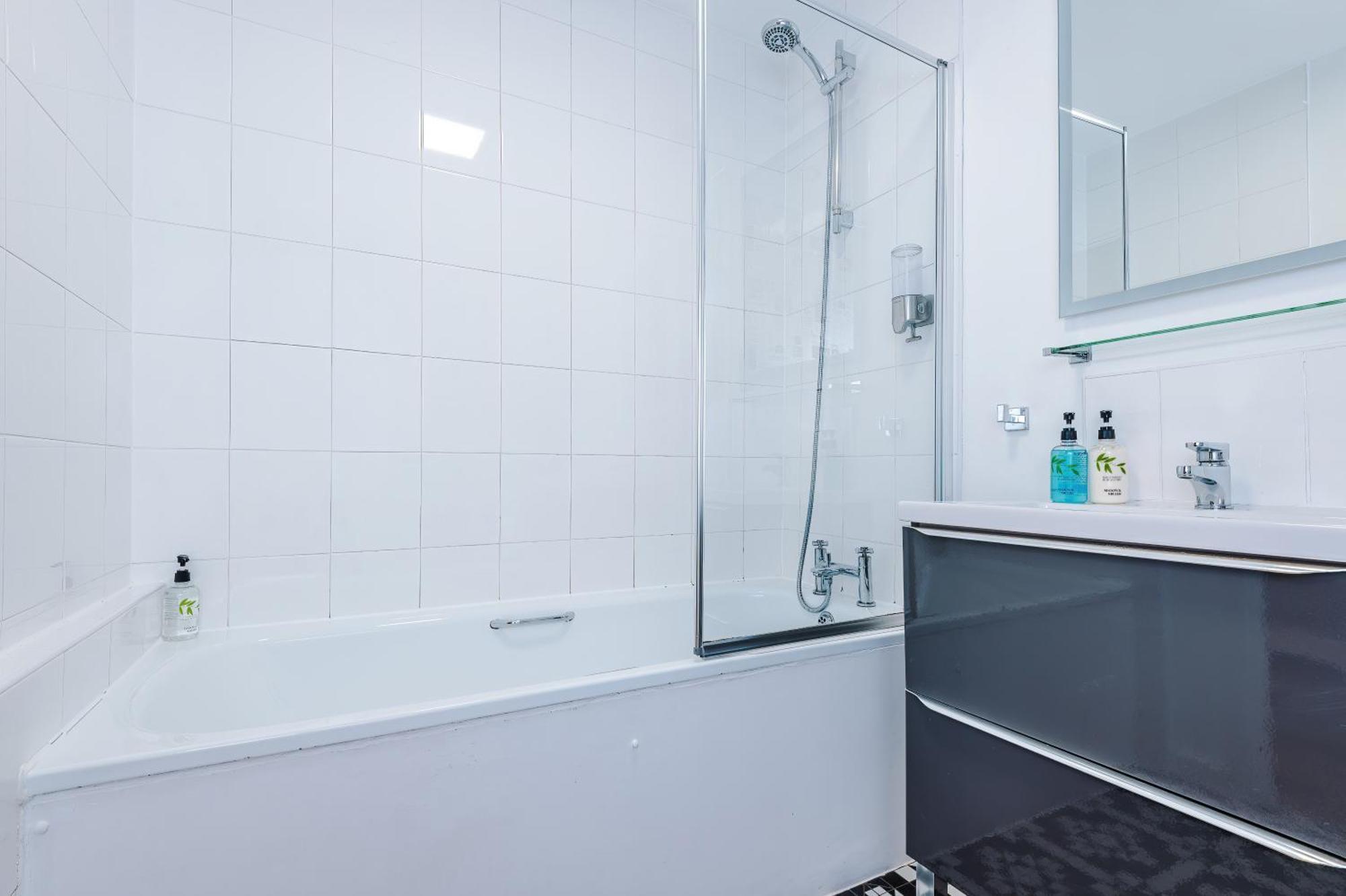 New! Stunning Centre 2-bed In By 53 Degrees - Ideal For Couples & Groups - Sleeps 4! * Chester