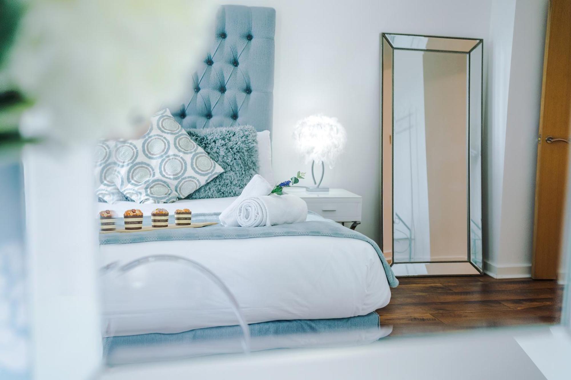 New! Stunning Centre 2-bed In By 53 Degrees - Ideal For Couples & Groups - Sleeps 4! Apartment *