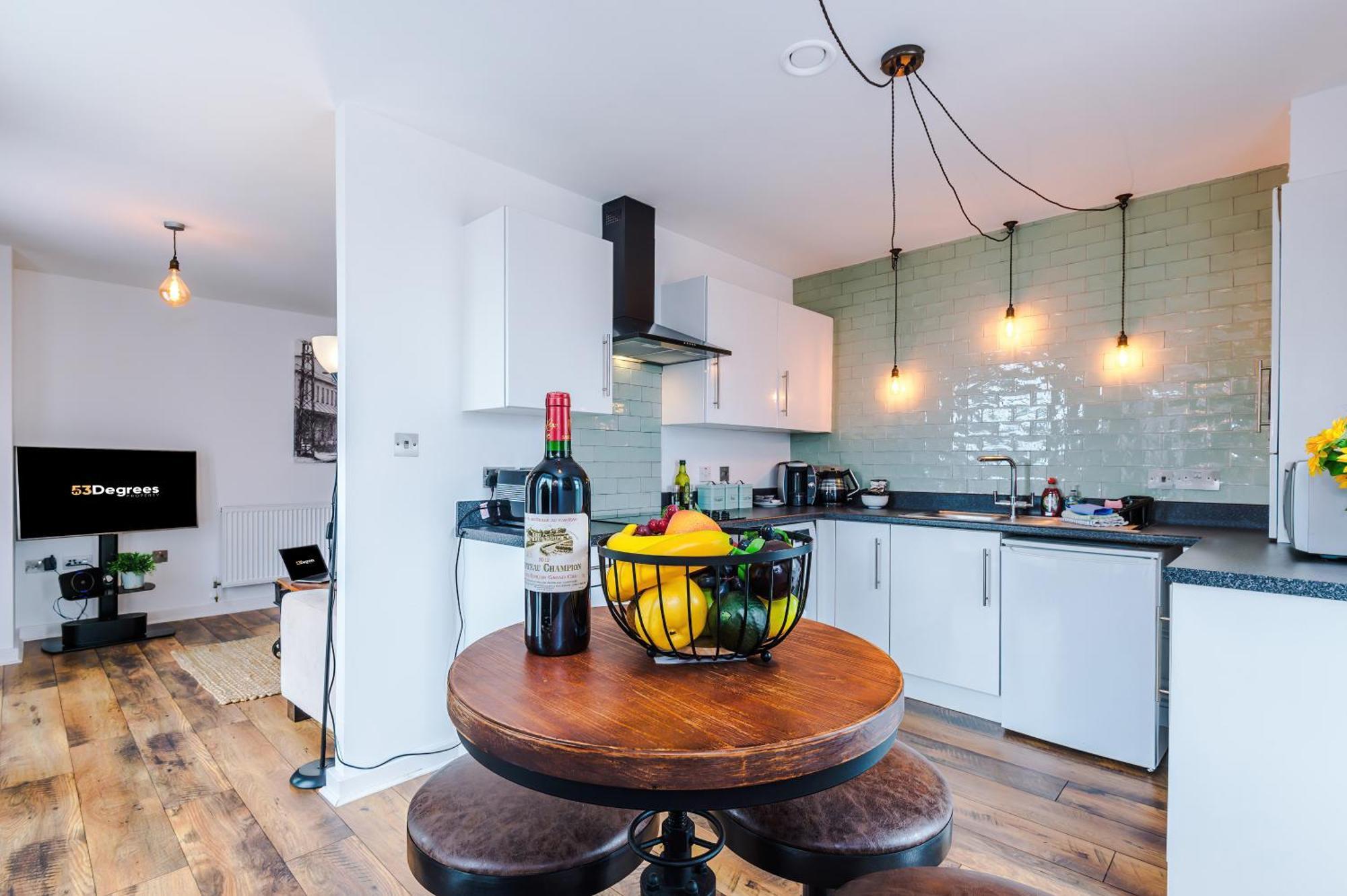 New! Stunning Centre 2-bed In By 53 Degrees - Ideal For Couples & Groups - Sleeps 4!