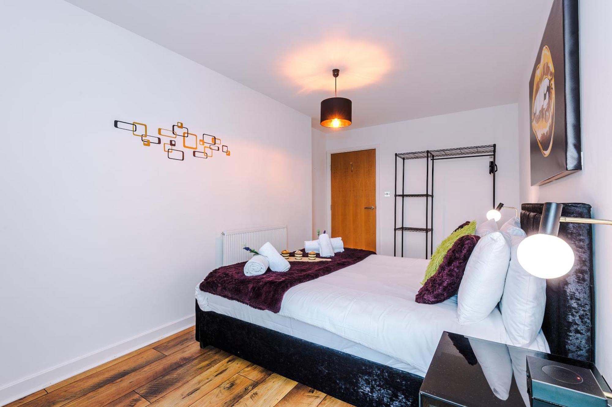 New! Stunning Centre 2-bed In By 53 Degrees - Ideal For Couples & Groups - Sleeps 4! *