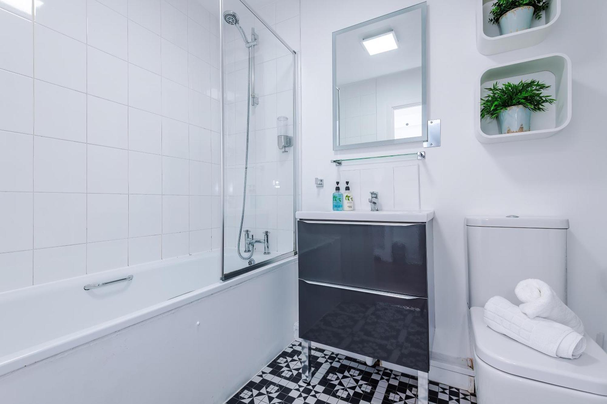 New! Stunning Centre 2-bed In By 53 Degrees - Ideal For Couples & Groups - Sleeps 4! Chester