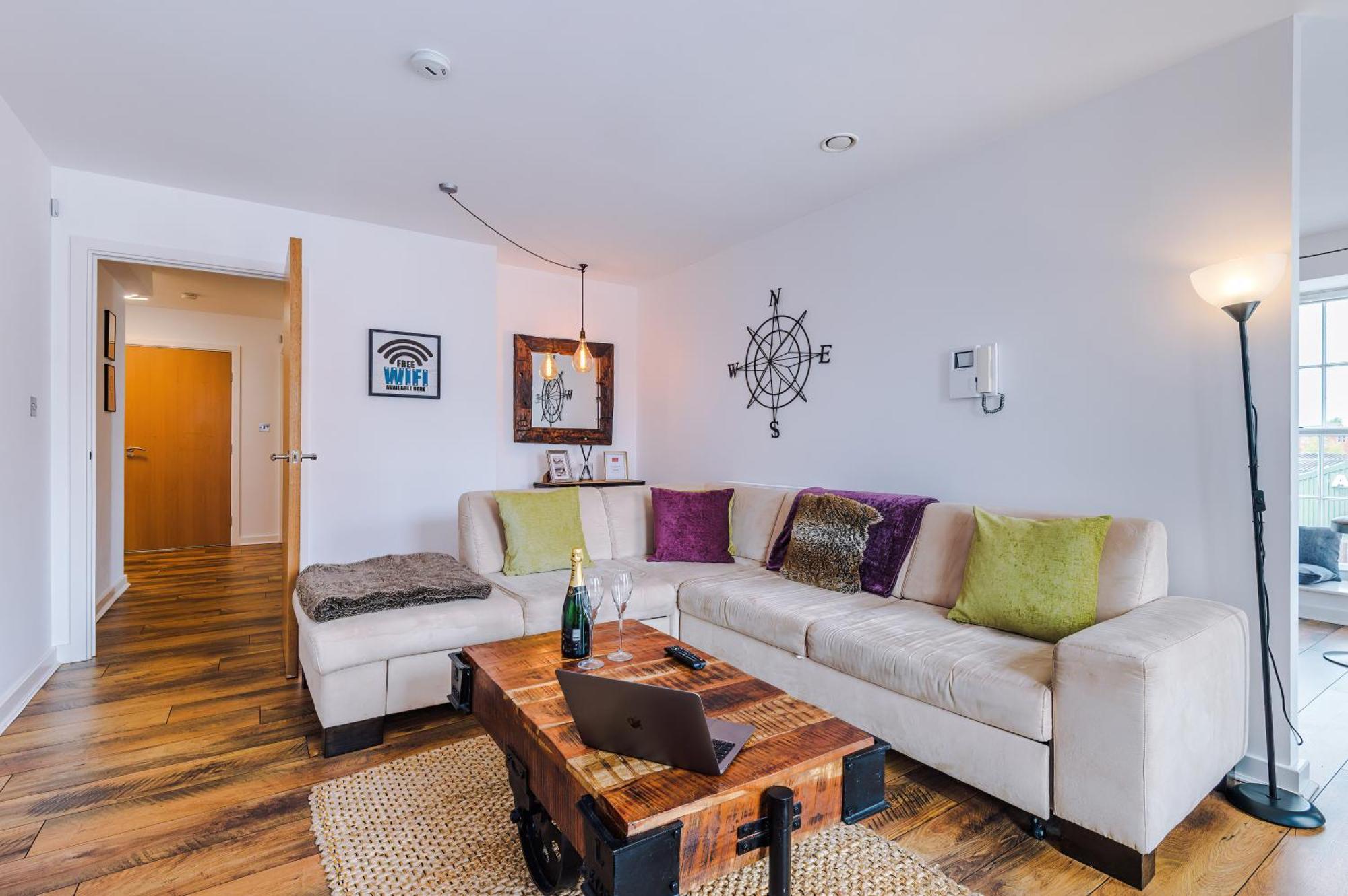 New! Stunning Centre 2-bed In By 53 Degrees - Ideal For Couples & Groups - Sleeps 4! *