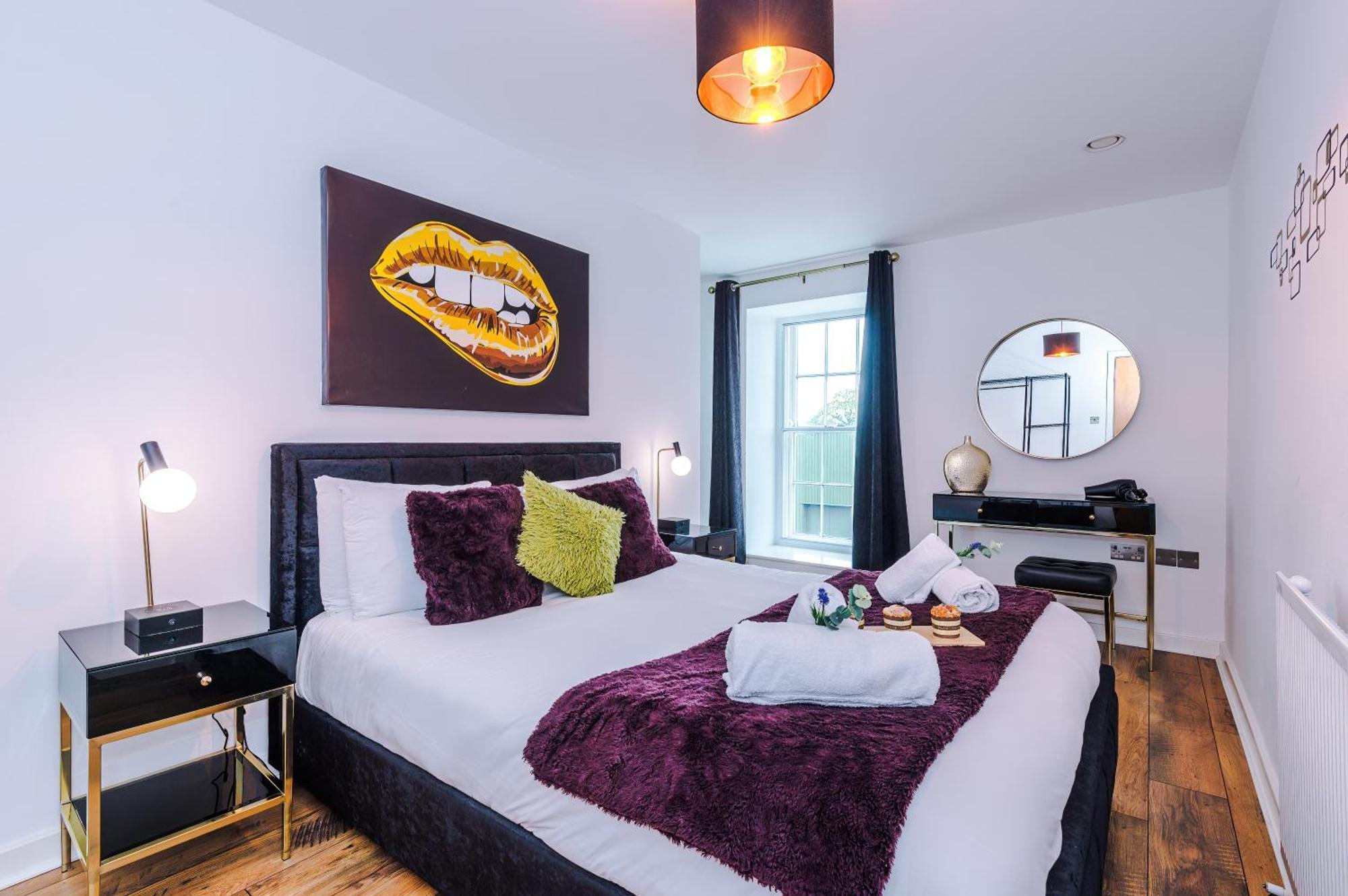 New! Stunning Centre 2-bed In By 53 Degrees - Ideal For Couples & Groups - Sleeps 4! Apartment *