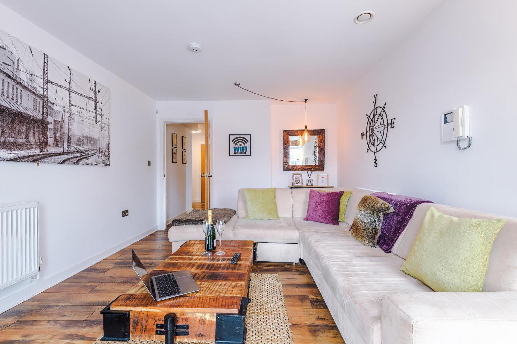 New! Stunning Centre 2-bed In By 53 Degrees - Ideal For Couples & Groups - Sleeps 4!